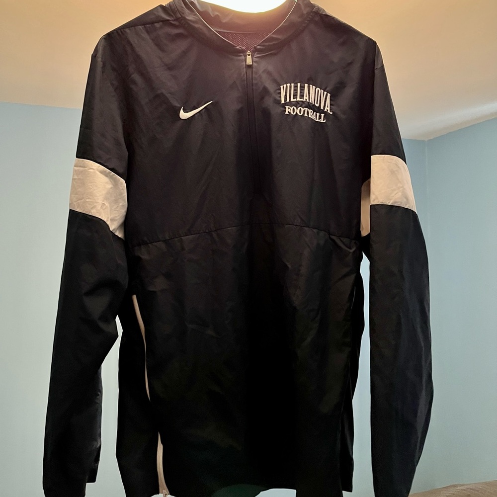 Villanova Football NIKE 1/4 zip up light weight long sleeve size Medium